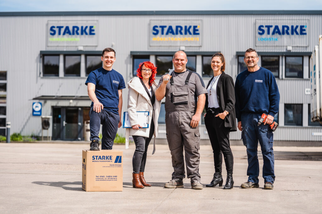 Team von Starke Fahrzeugbau vor der Werkstatt in Gera